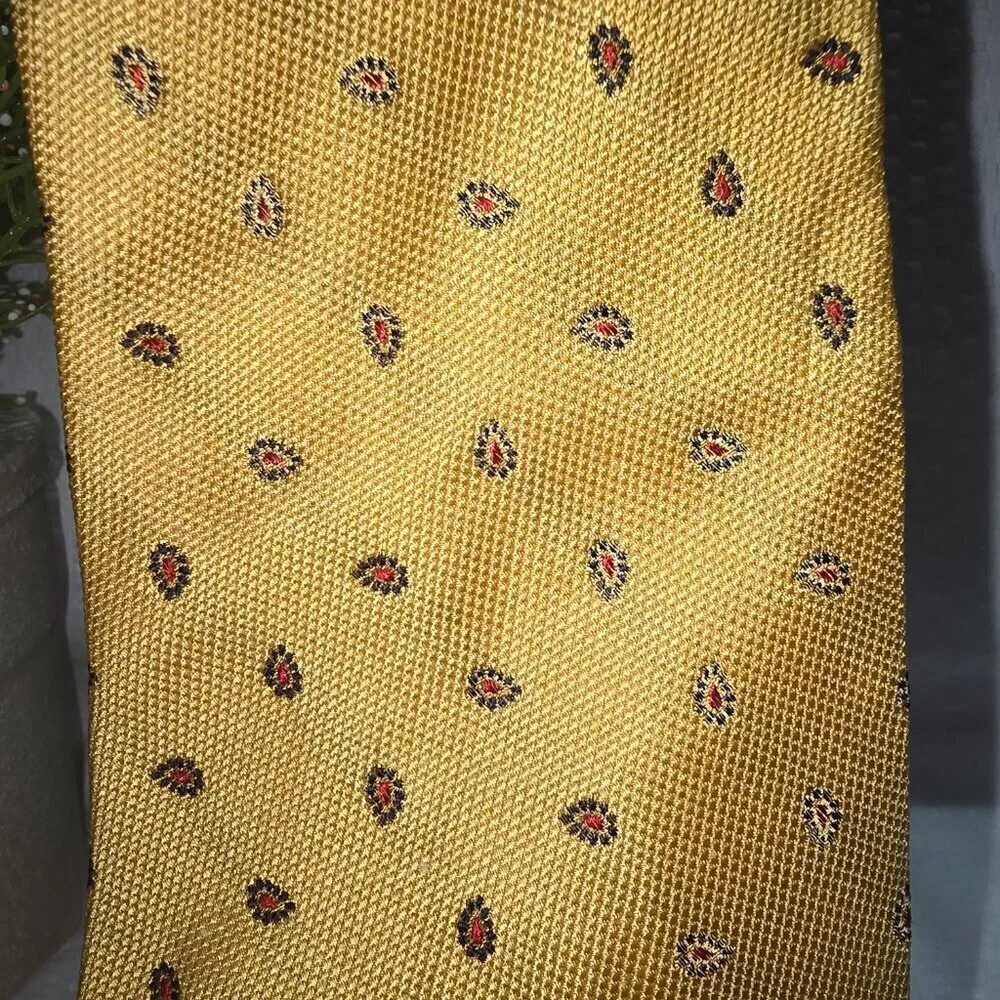 TOMMY HILFIGER YELLOW TIE WITH RED TEARDROP DESIGN IMPORTED SILK FABRIC MENS
